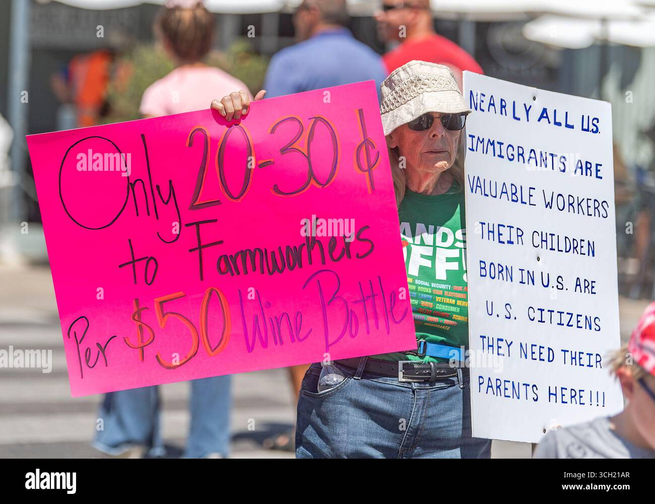 Los Olivos, Kalifornien, USA. 30. August 2025. Männer, Frauen und Kinder marschieren durch die beliebte Weinverkostungsstadt Los Olivos und fordern einen Lebenslohn für die Landarbeiter, insbesondere in den Weinbaugebieten des Santa Barbara County, einer Milionindustrie. Bauern, die sich um die Trauben kümmern, sagen, sie verdienen Pfennig für jede verkaufte Flasche. (Kreditbild: © PJ Heller/ZUMA Press Wire) NUR REDAKTIONELLE VERWENDUNG! Nicht für kommerzielle ZWECKE! Quelle: ZUMA Press, Inc./Alamy Live News Stockfoto