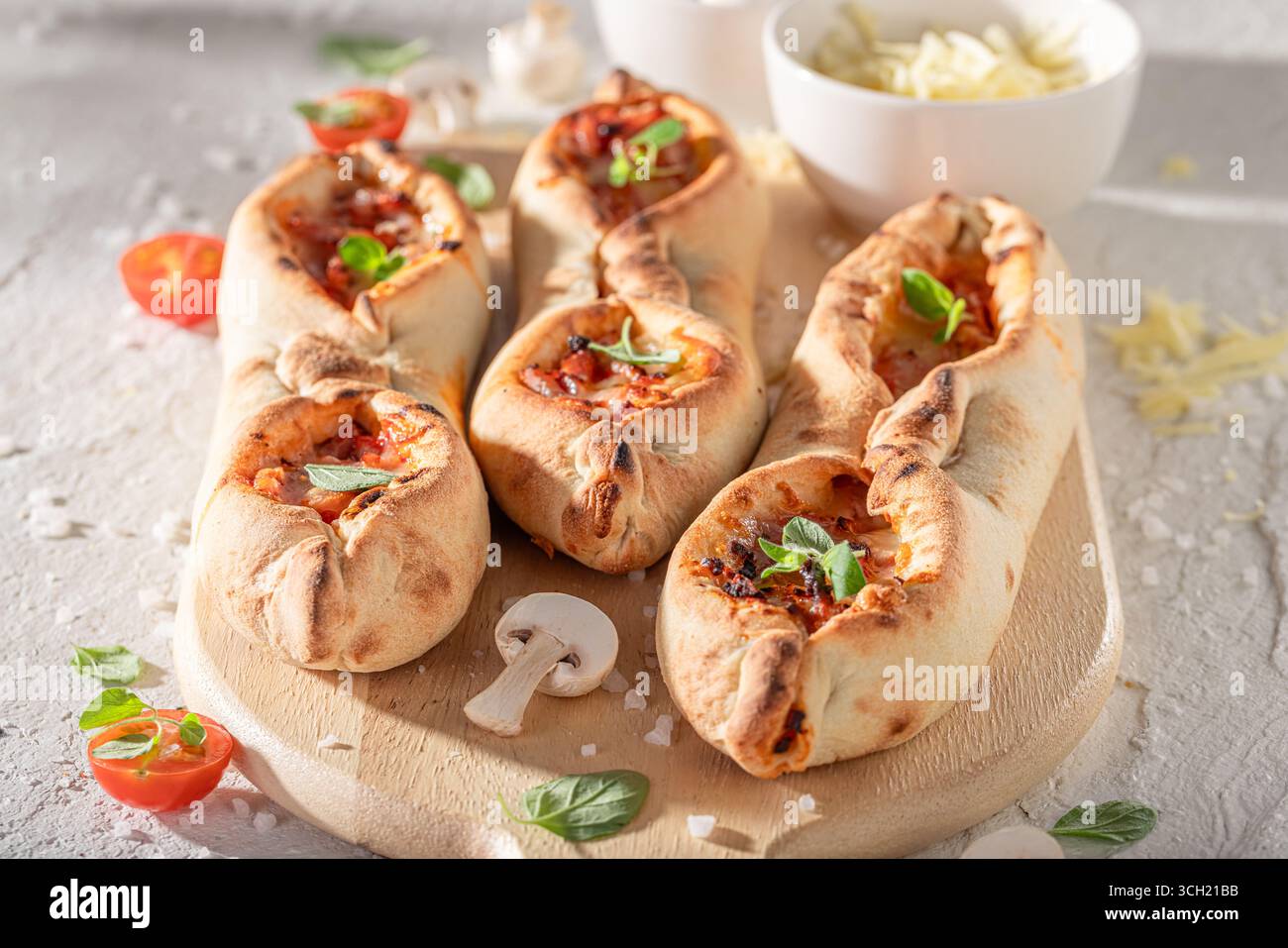 Leckere fruchtige Margherita mit Tomatensauce und Mozzarella. Fruchtig mit Käse und Tomaten. Stockfoto