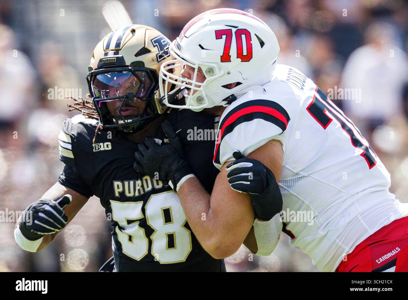 30. August 2025: Breeon Ishmail (58) und Tristan Cook (70) kämpfen im Ross-Ade Stadium in West Lafayette, Indiana, an der Linie des Kampfes zwischen den Ball State Cardinals und den Purdue Boilermakers. John Mersits/CSM Stockfoto