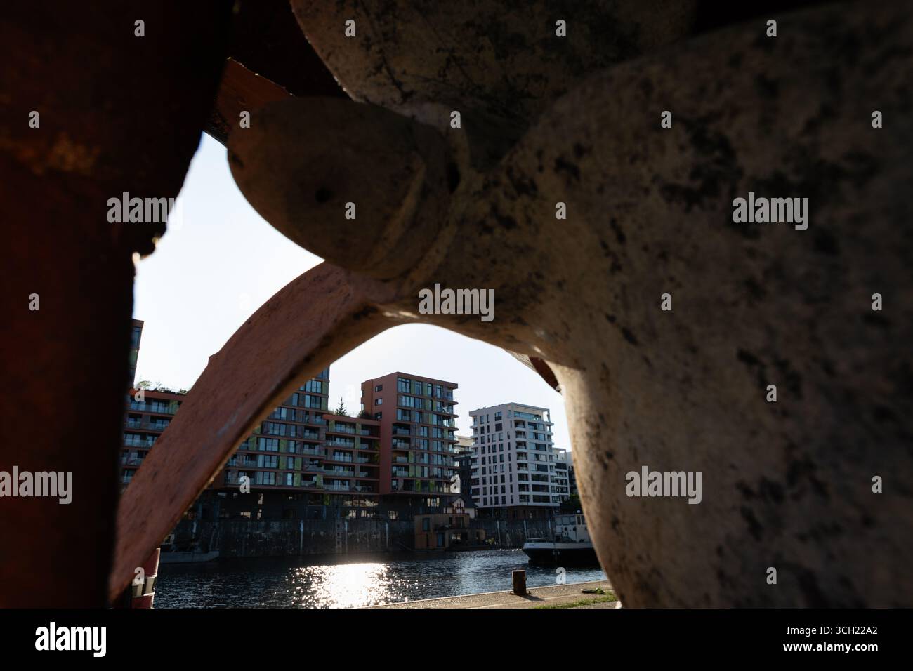 Neu gebaute Apartmenthäuser mit Blick auf den Prager Hafen Holešovice. Stockfoto