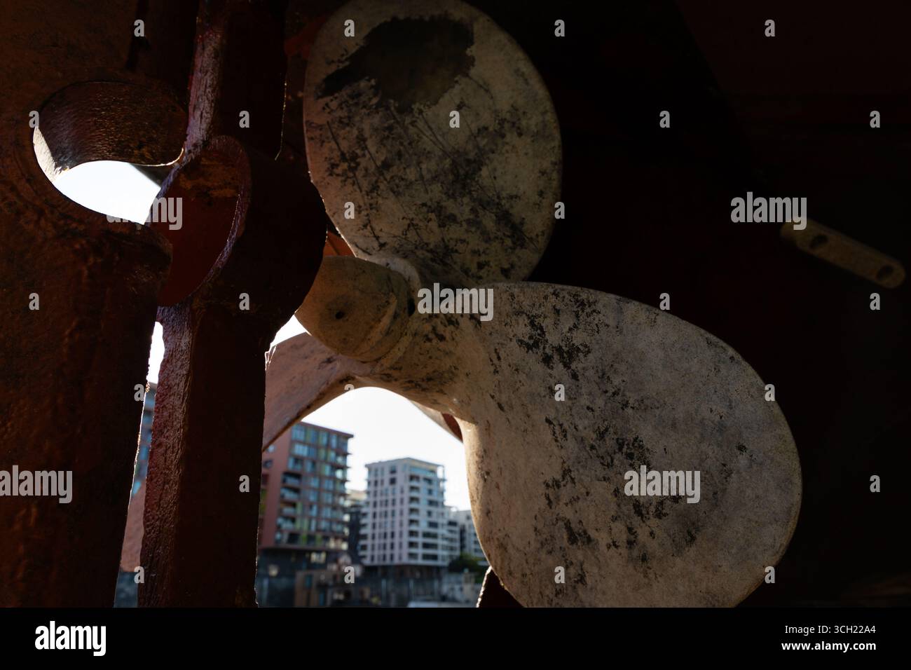 Neu gebaute Apartmenthäuser mit Blick auf den Prager Hafen Holešovice. Stockfoto