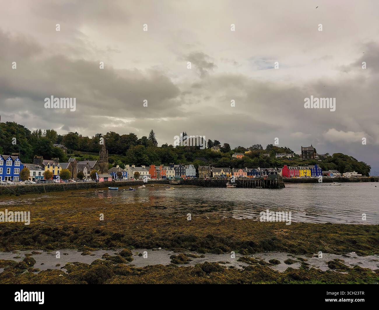 Die farbenfrohen Gebäude entlang der Uferpromenade in Tobermory auf der Isle of Mull, Schottland Stockfoto