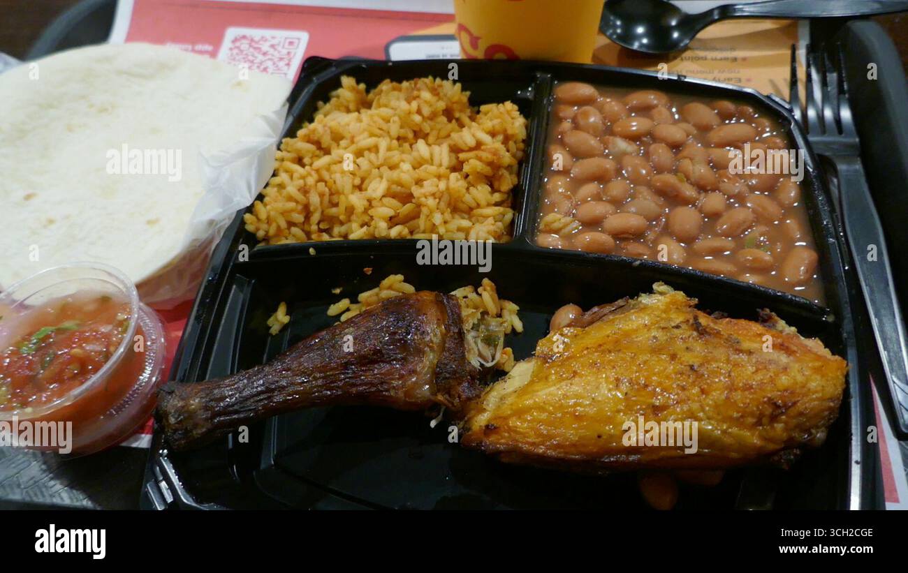 Los Angeles, Kalifornien, USA 29. August 2025 gegrilltes Huhn, Reis und Bohnen mit Salsa und Tortillas am 29. August 2025 in Los Angeles, Kalifornien, USA. Foto: Barry King/Alamy Stock Photo Stockfoto