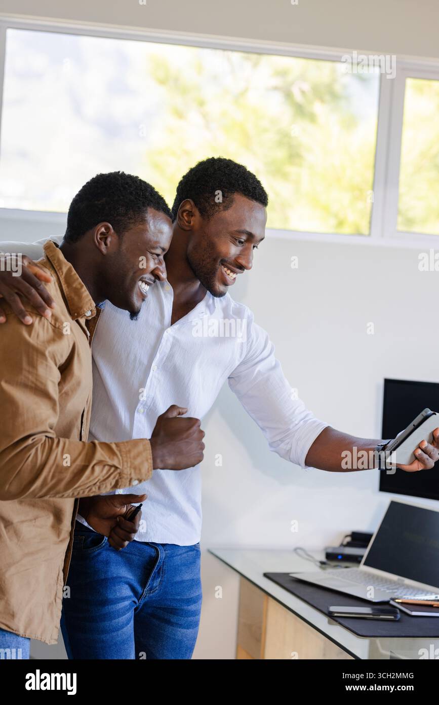 Freunde lachen, während sie zu Hause Selfie machen, und genießen ungezwungene Momente Stockfoto