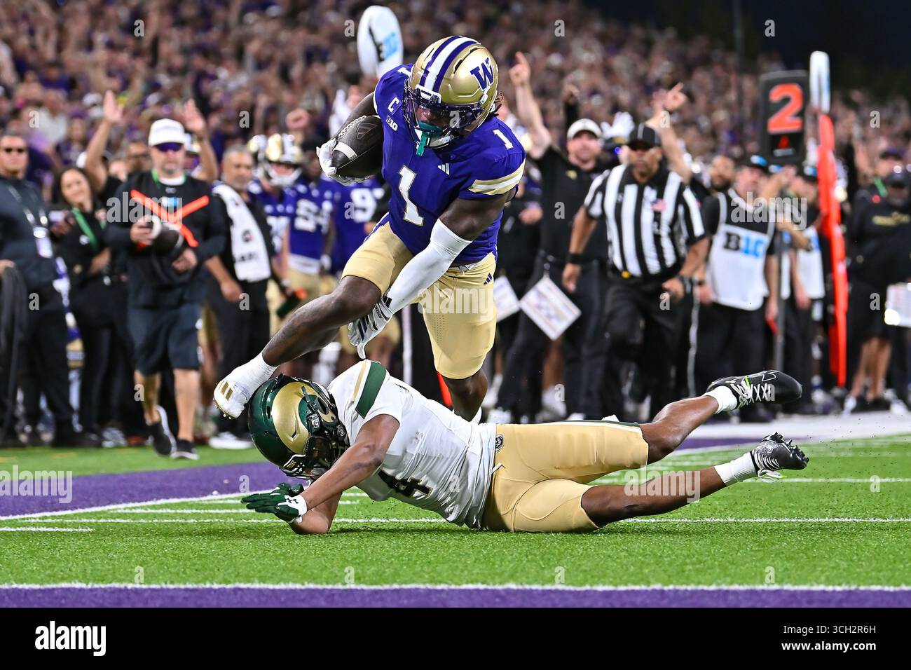 24. August 2025: Washington Huskies Running Back Jonah Coleman (1) räumt einen Versuch des Colorado State Rams Defensivback Jahari Rogers (4) auf seinem Weg in die Endzone für den ersten Touchdown im NCAA-Fußballspiel zwischen den Colorado State Rams und den Washington Huskies in Seattle, WA. Steve Faber/CSM Stockfoto