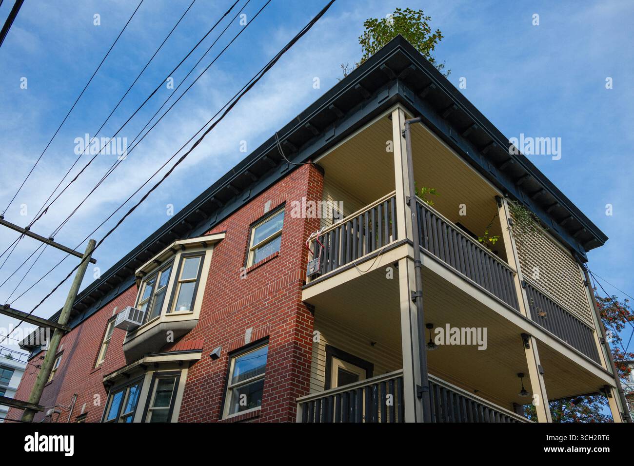 Die Dachlinie und die Balkone eines älteren Apartmentgebäudes in Mount Pleasant, Vancouver, BC. Stockfoto