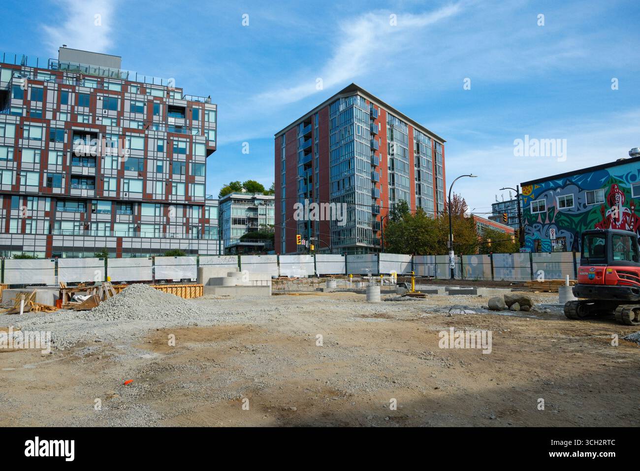 Ein leeres Baugrundstück an der Main Street & 7th Avenue in Mount Pleasant mit neuen Eigentumswohnungen gegenüber. Stockfoto