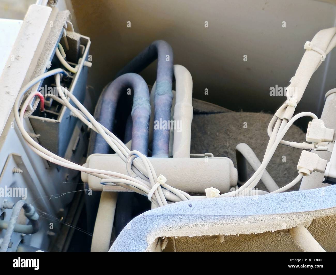 Die elektrischen Teile der internen Komponenten des Kondensators der Außenklimaanlage, die gewartet werden, wobei die externe Einheit ist Stockfoto