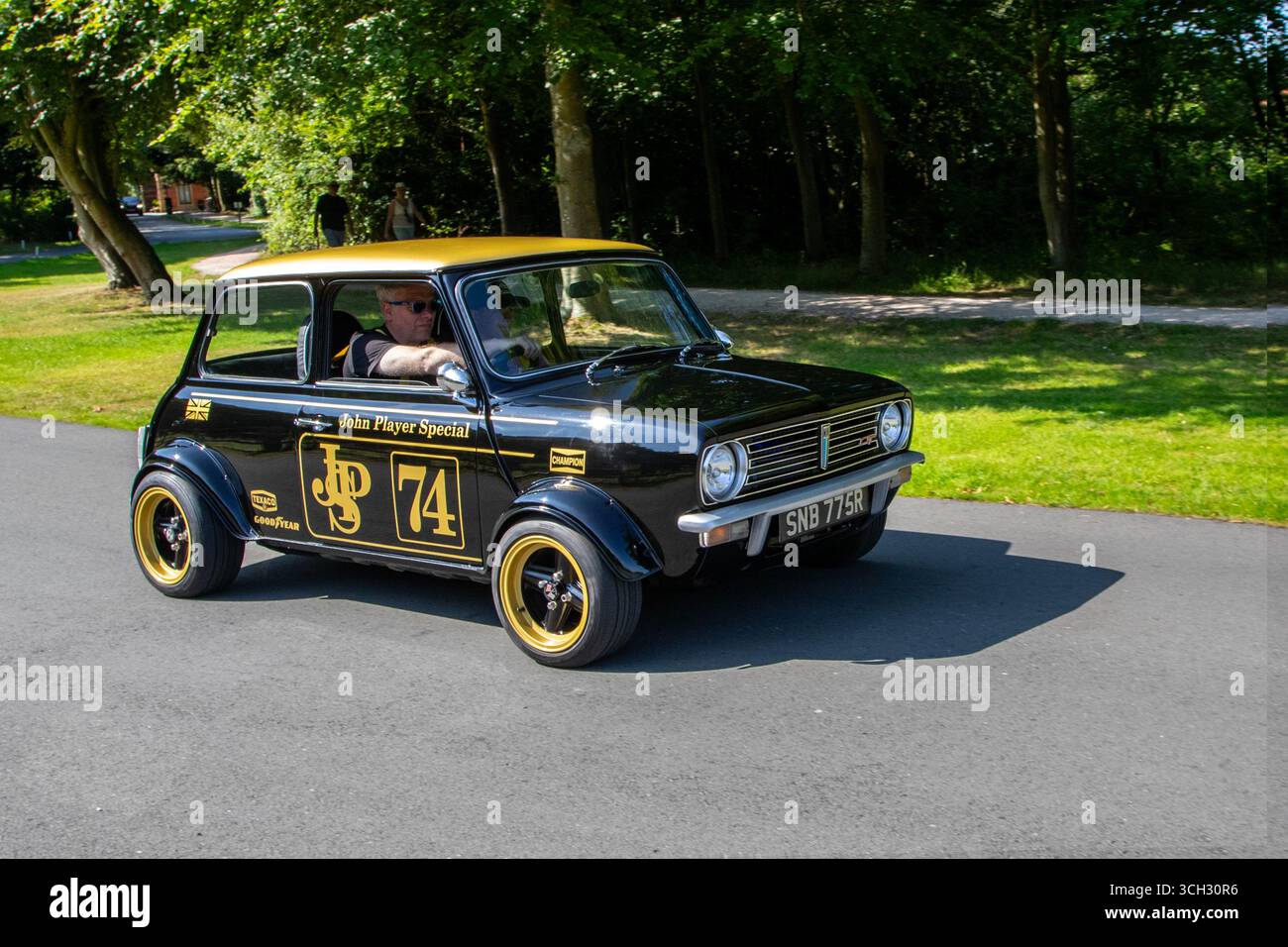 1977 70er Jahre Black Gold Spieler JPS No.74 Leyland Cars Mini 850 Benzin 1275 ccm; auf der Lytham Hall Mega MINI Klassiker und Performance, Sammler und Enthusiasten Motorshow. UK Stockfoto