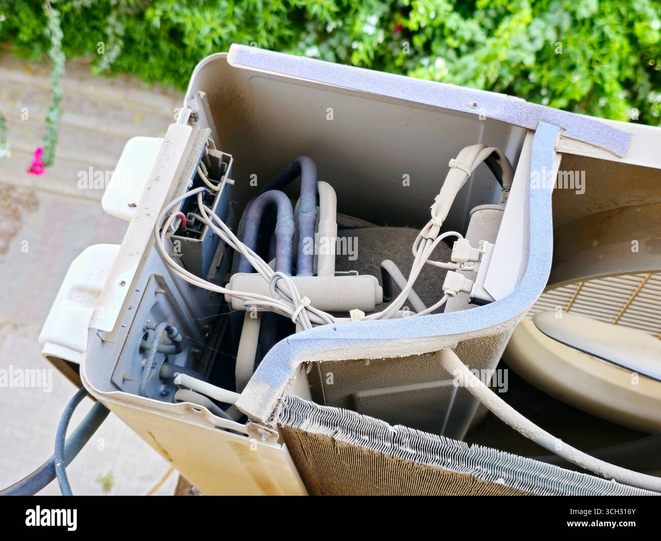 Die elektrischen Teile der internen Komponenten des Kondensators der Außenklimaanlage, die gewartet werden, wobei die externe Einheit ist Stockfoto