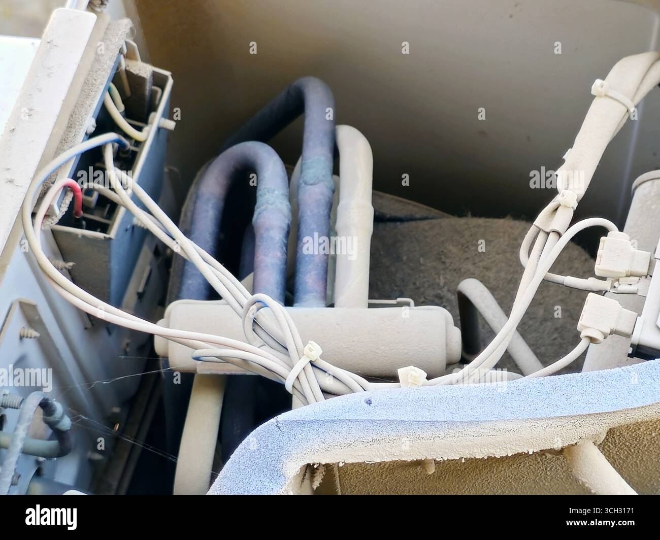 Die elektrischen Teile der internen Komponenten des Kondensators der Außenklimaanlage, die gewartet werden, wobei die externe Einheit ist Stockfoto