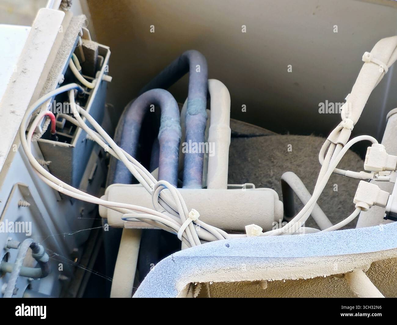 Die elektrischen Teile der internen Komponenten des Kondensators der Außenklimaanlage, die gewartet werden, wobei die externe Einheit ist Stockfoto