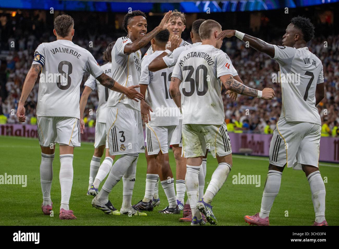 Madrid, Spanien. 30. August 2025. Mehrere Spieler von Real Madrid feiern ein Tor Finale; Real Madrid 2 - 1 Real Mallorca. Quelle: D. Canales Carvajal/Alamy Live News Stockfoto