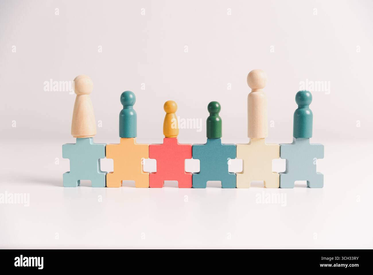 Das Konzept von Vielfalt, Inklusion und Gleichheit wird im Team hervorgehoben, Holzelemente, die Führung, Autorität, Einfluss, starke Kommunikation Stockfoto