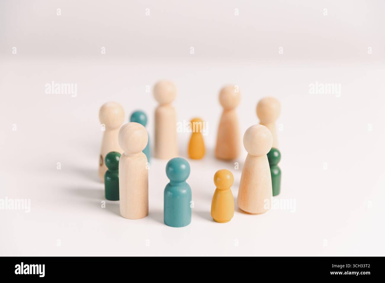 Das Konzept von Vielfalt, Inklusion und Gleichheit wird im Team hervorgehoben, Holzelemente, die Führung, Autorität, Einfluss, starke Kommunikation Stockfoto