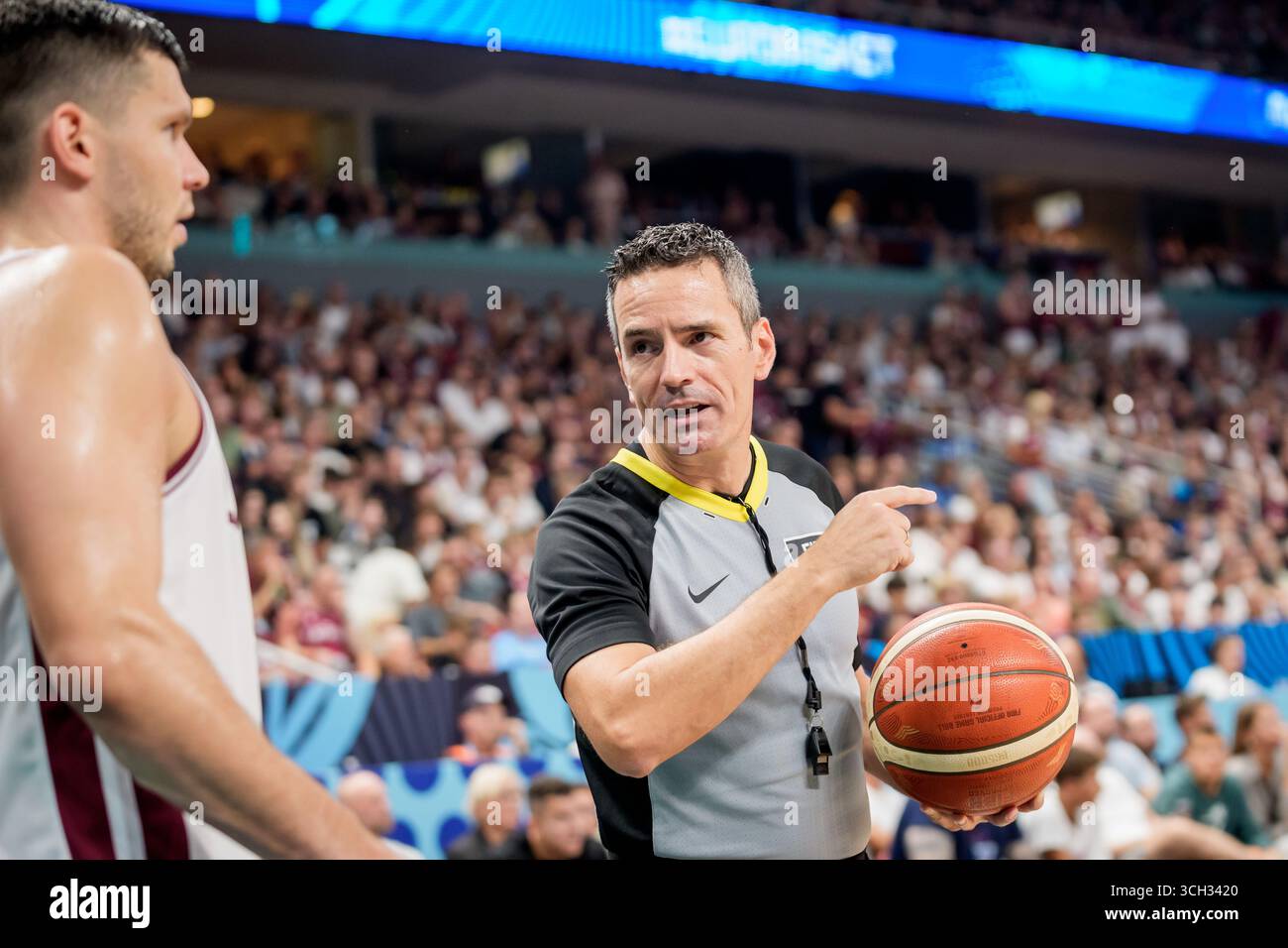 RIGA, Lettland. 30. August 2025. Match-Schiedsrichter Antonio Conde (R) spricht mit Rihards Lomazs (L) während des Basketballspiels der FIBA EUROBASKET 2025 zwischen der lettischen Nationalmannschaft und der serbischen Nationalmannschaft. Quelle: Gints Ivuskans/Alamy Live News Stockfoto