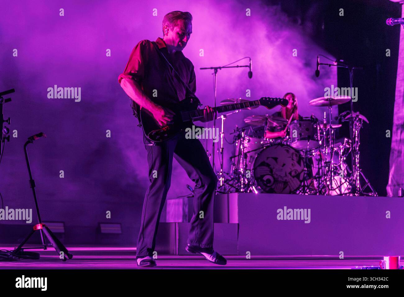 Alex Kapranos und Audrey Tait von Franz Ferdinand live bei einem Konzert der European Tour 2025 im Auditorium Parco della Musica. Rom, 30.08.2025 *** Alex Kapranos und Audrey Tait von Franz Ferdinand live bei einem Konzert der European Tour 2025 im Auditorium Parco della Musica Rome, 30 08 2025 Foto:XE.xVertollix/xFuturexImagex ferdinand 5807 Stockfoto