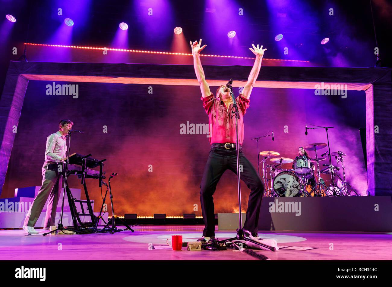 Julian Corrie, Alex Kapranos und Audrey Tait von Franz Ferdinand live bei einem Konzert der European Tour 2025 im Auditorium Parco della Musica. Rom, 30.08.2025 *** Julian Corrie, Alex Kapranos und Audrey Tait von Franz Ferdinand live bei einem Konzert der European Tour 2025 im Auditorium Parco della Musica Rome, 30 08 2025 Foto:XE.xVertollix/xFuturexImagex ferdinand 5814 Stockfoto