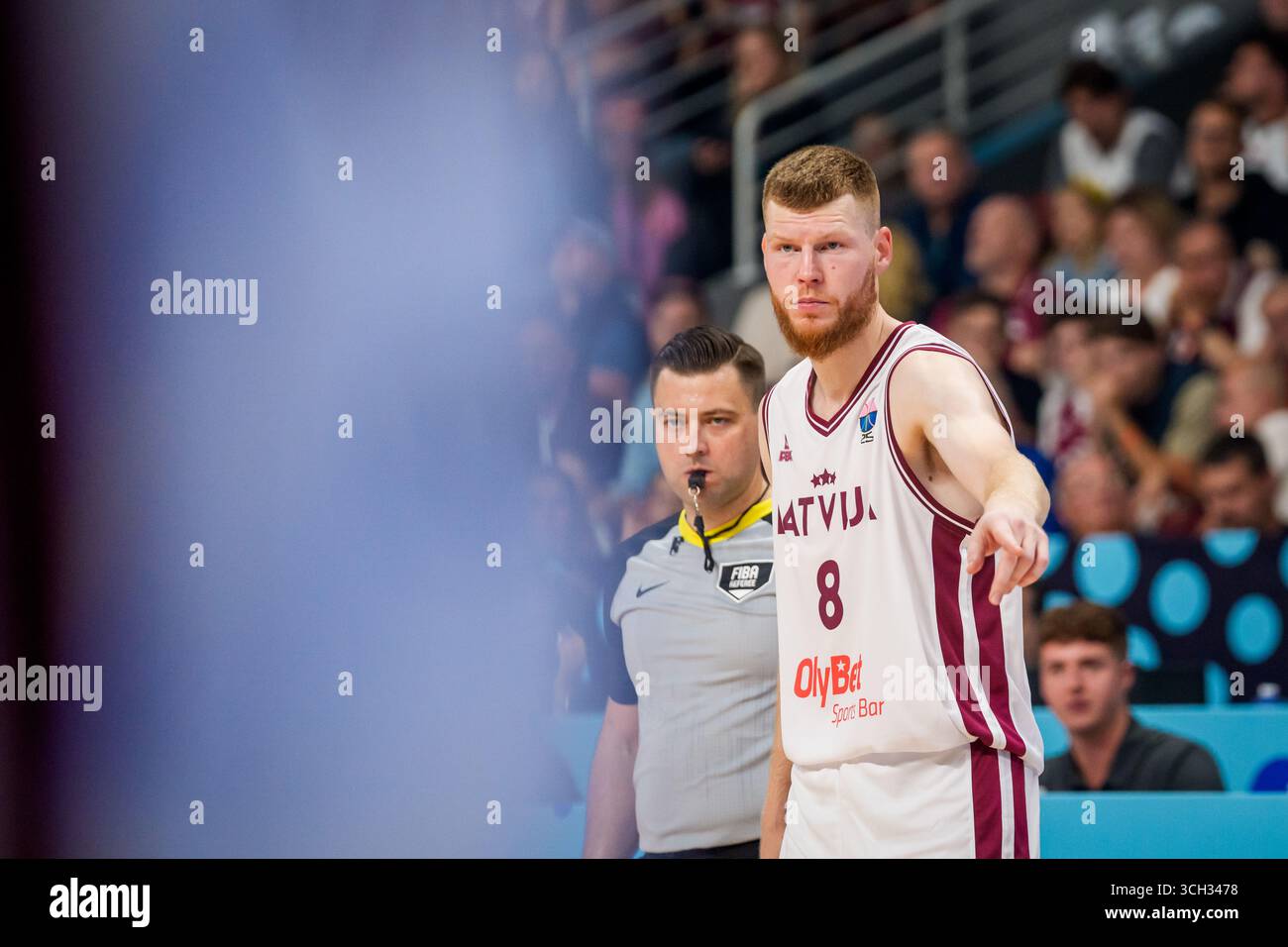 RIGA, Lettland. 30. August 2025. Match-Schiedsrichter Gediminas Petraitis (L) und Davis Bertans (R) FIBA EUROBASKET 2025 Basketballspiel zwischen der Nationalmannschaft Lettland und der Nationalmannschaft Serbien. Quelle: Gints Ivuskans/Alamy Live News Stockfoto