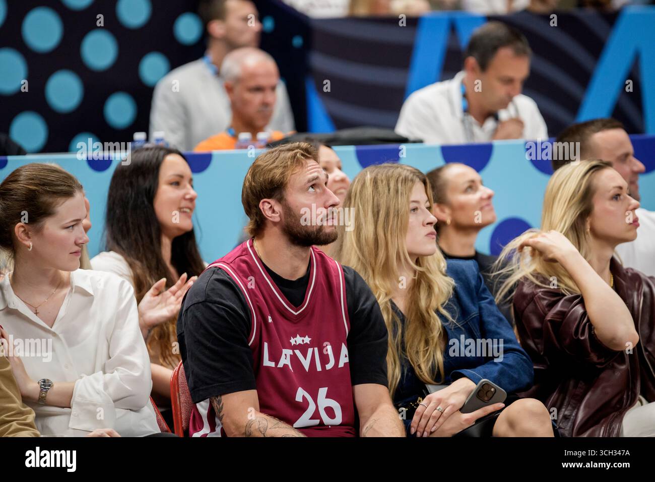 RIGA, Lettland. 30. August 2025. UVIS Balinskis, Stanley-Cup-Sieger des NHL-Vereins Florida Panthers und Ieva Balinska, während des FIBA EUROBASKET 2025 BASKETBALLSPIELS zwischen der lettischen Nationalmannschaft und der serbischen Nationalmannschaft. Quelle: Gints Ivuskans/Alamy Live News Stockfoto