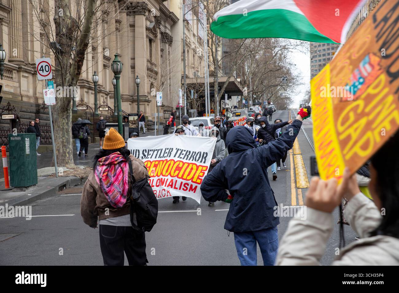 März für Australien (neo-nazi organisierte Veranstaltung) und der pro-palästinensische/Anti-Völkermord-Gegenprotest. Stockfoto