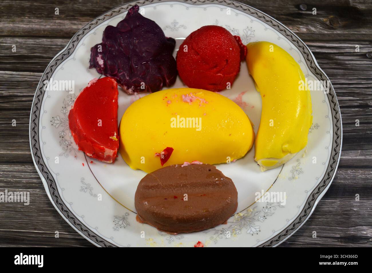 Gefrorene Köstlichkeiten mit Fruchtgeschmack, Eis-Pops oder Eis-Bars, Kombination aus Obst und Eis, verschiedene Geschmacksrichtungen ein erfrischendes Sommererlebnis, das ta Stockfoto