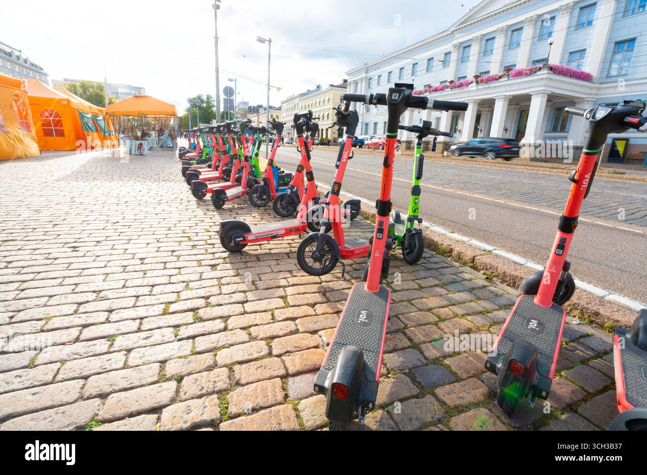 Helsinki, Finnland. August 2025. Einige Elektroroller zum Mieten parken auf einem Bürgersteig im Stadtzentrum Stockfoto