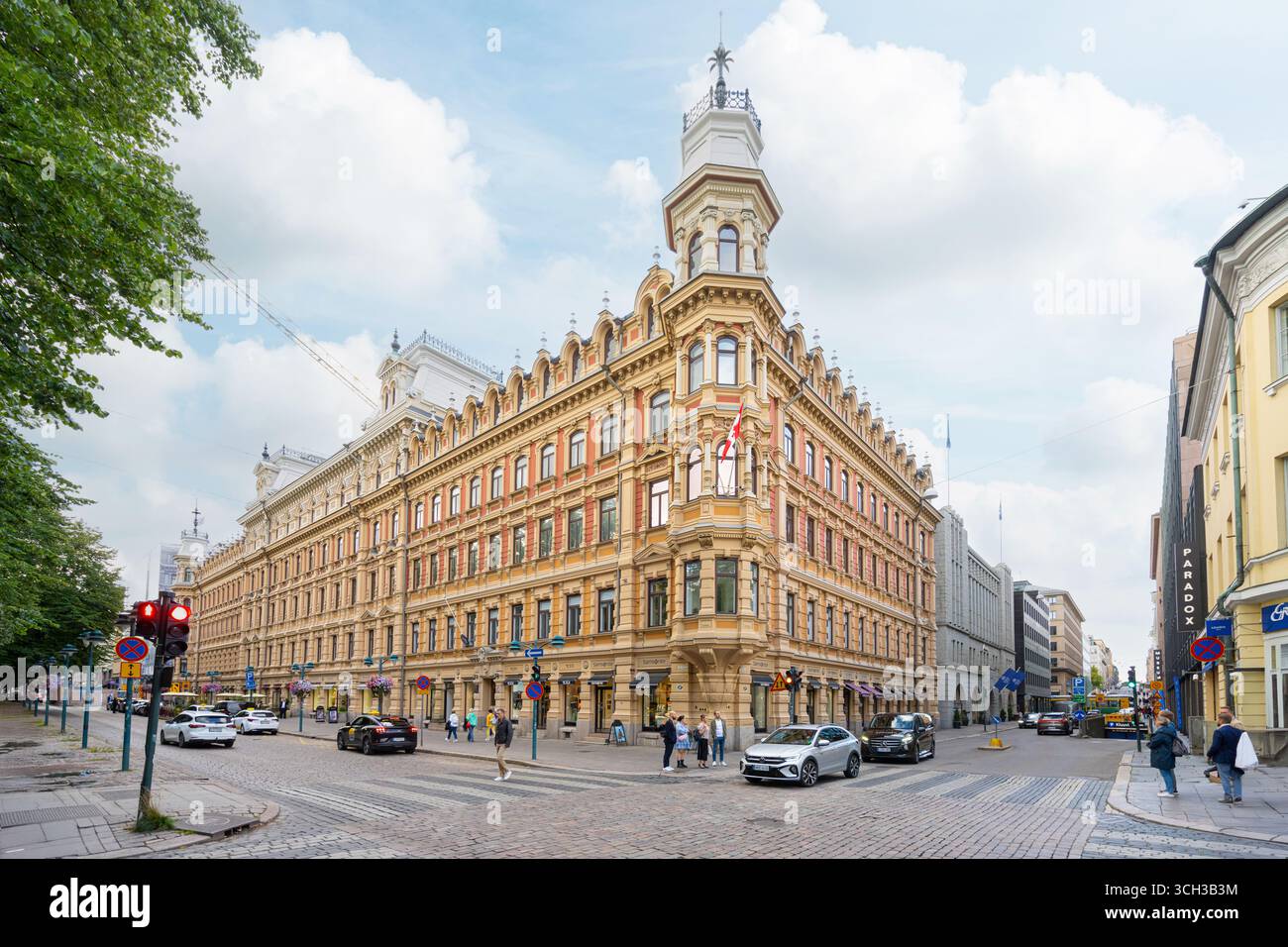 Helsinki, Finnland. August 2025. Außenansicht eines historischen Gebäudes an der Ecke einer Straße im Stadtzentrum Stockfoto