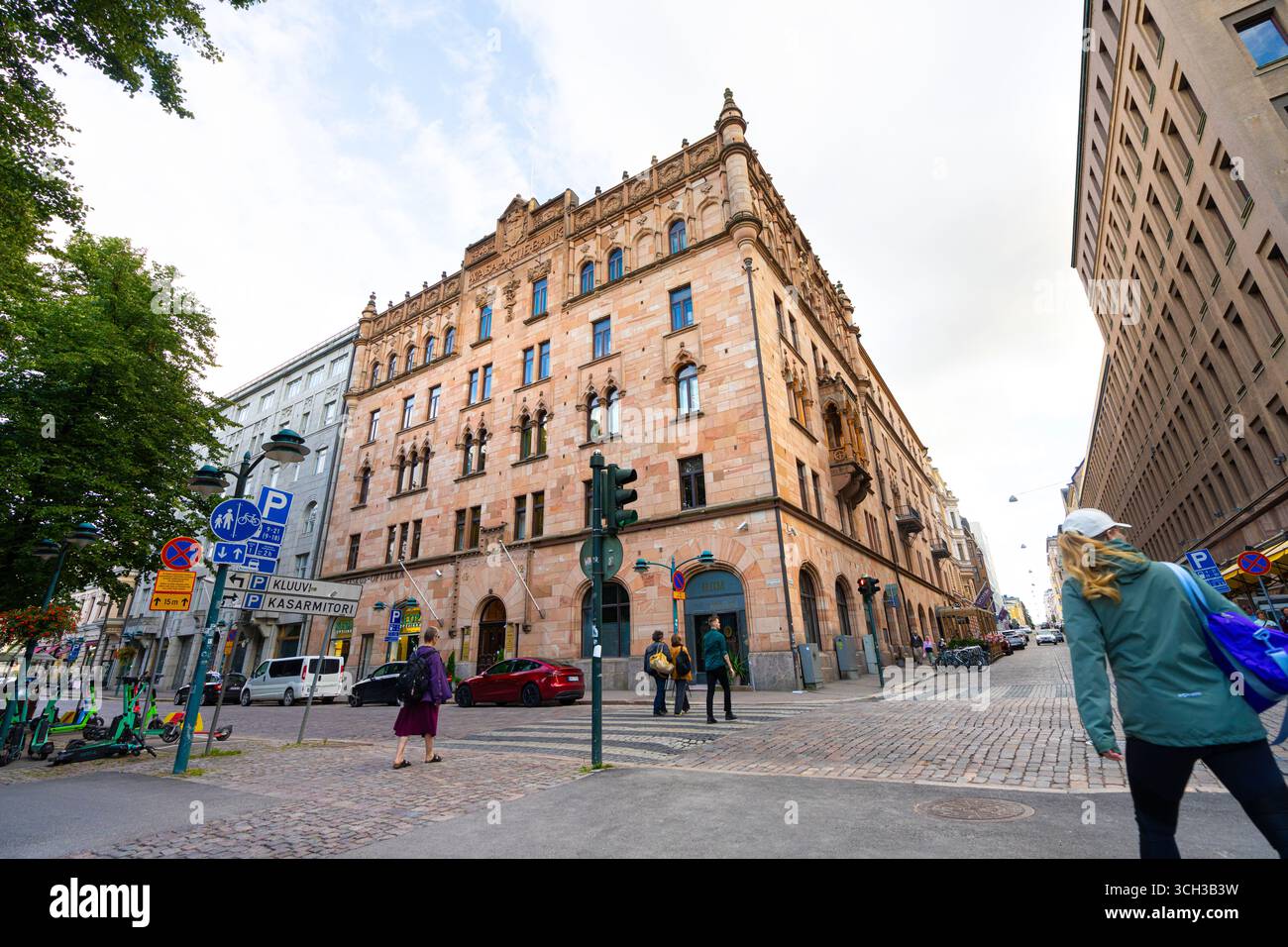 Helsinki, Finnland. August 2025. Außenansicht eines historischen Gebäudes an der Ecke einer Straße im Stadtzentrum Stockfoto