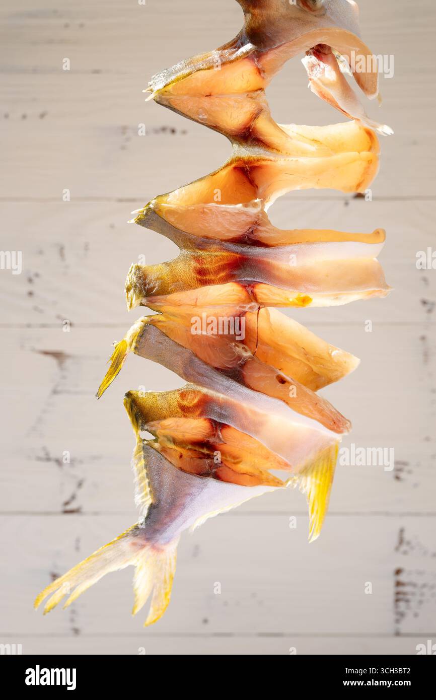 Rohe Fische, getrocknet auf einem Balkon vertikale Komposition Stockfoto