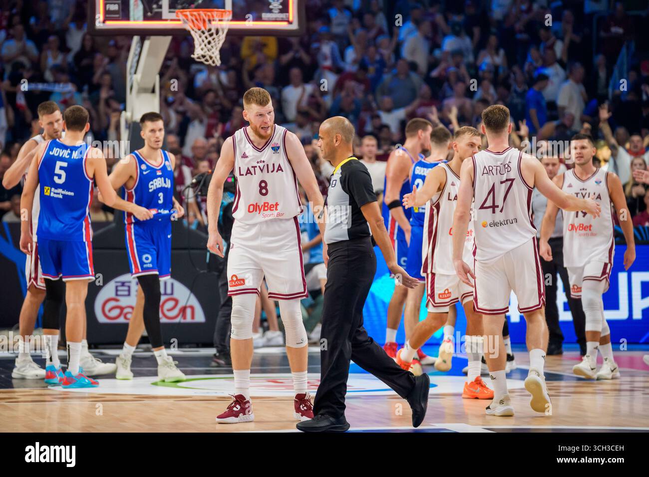 RIGA, Lettland. 30. August 2025. Davis Bertans spricht mit dem Schiedsrichter Fernando Calatrava nach dem Basketballspiel FIBA EUROBASKET 2025 zwischen der Nationalmannschaft Lettland und der Nationalmannschaft Serbien. Quelle: Gints Ivuskans/Alamy Live News Stockfoto