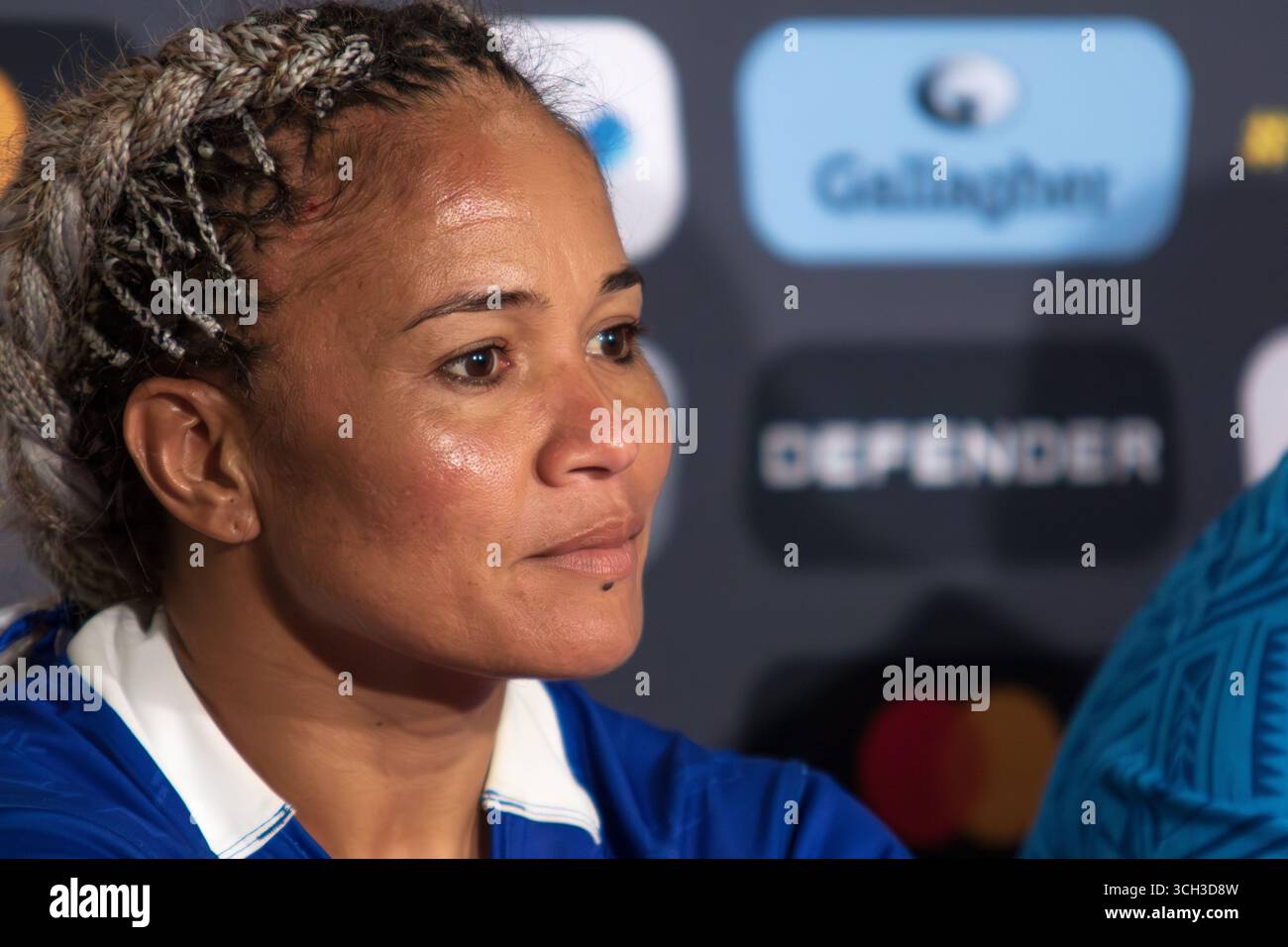 Northampton, Großbritannien, 30. August 2025 die Samoa-Spielerin Sui Pauaraisa wird emotional, als ihr Trainer Ramsey Tomokino Tränen in den Augen hat, als er über die Bedeutung und die Chancen für die Spieler spricht, die sich vor 13.000 Leuten im Pool A der Frauen-Rugby-Weltmeisterschaft, Cinch Stadium, Franklins Gardens, Northampton, Großbritannien befinden. Alex Williams / Alamy Live News Stockfoto