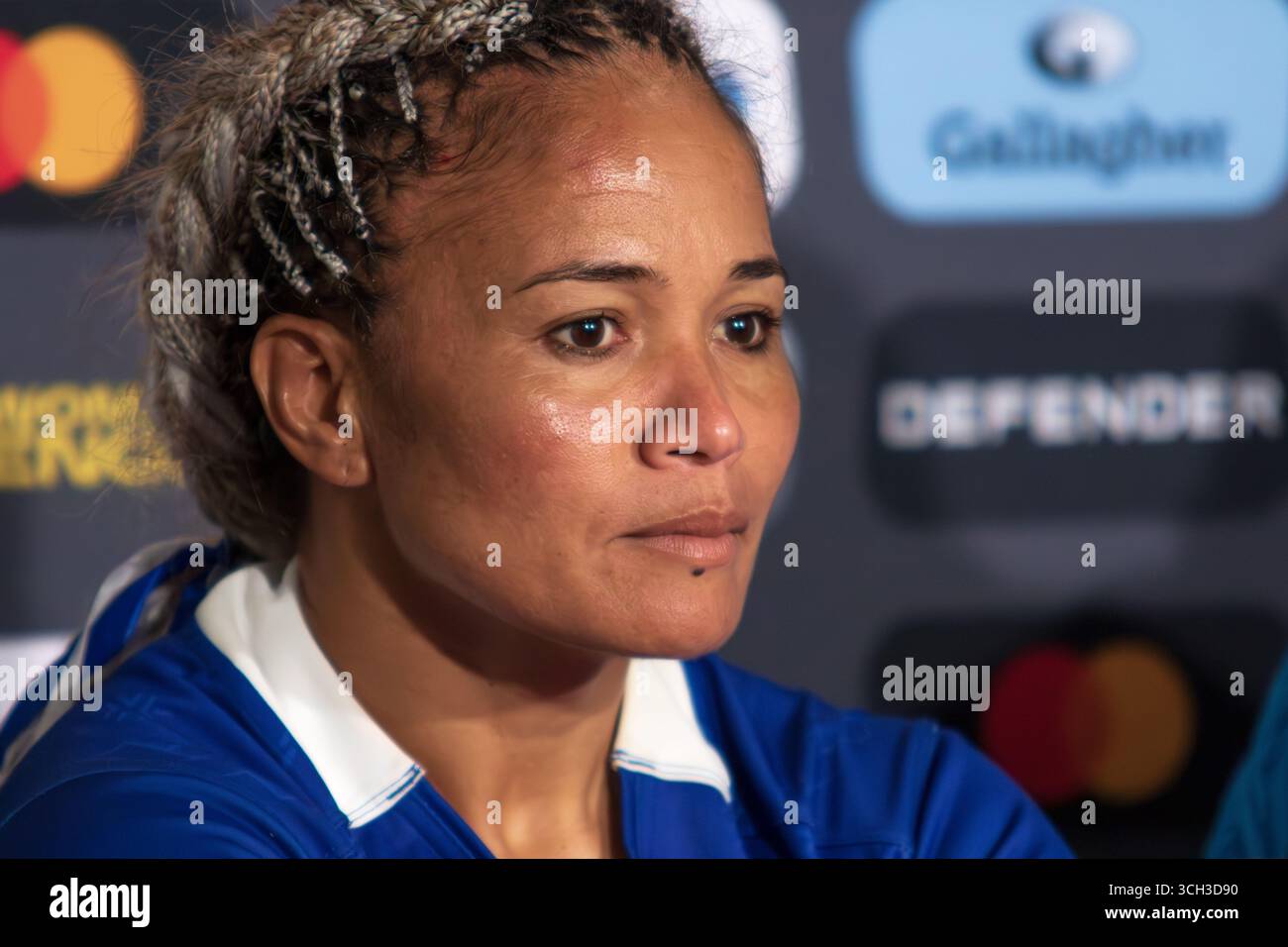 Northampton, Großbritannien, 30. August 2025 die Samoa-Spielerin Sui Pauaraisa wird emotional, als ihr Trainer Ramsey Tomokino Tränen in den Augen hat, als er über die Bedeutung und die Chancen für die Spieler spricht, die sich vor 13.000 Leuten im Pool A der Frauen-Rugby-Weltmeisterschaft, Cinch Stadium, Franklins Gardens, Northampton, Großbritannien befinden. Alex Williams / Alamy Live News Stockfoto