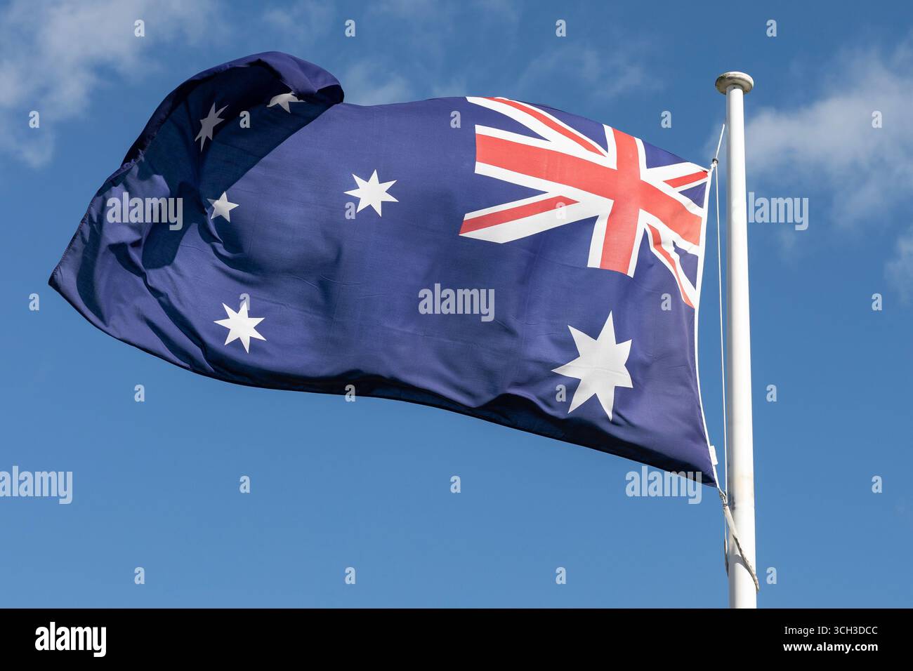 Die australische Flagge repräsentiert die Geschichte und einzigartige Identität des Landes durch ihr Design. Stockfoto