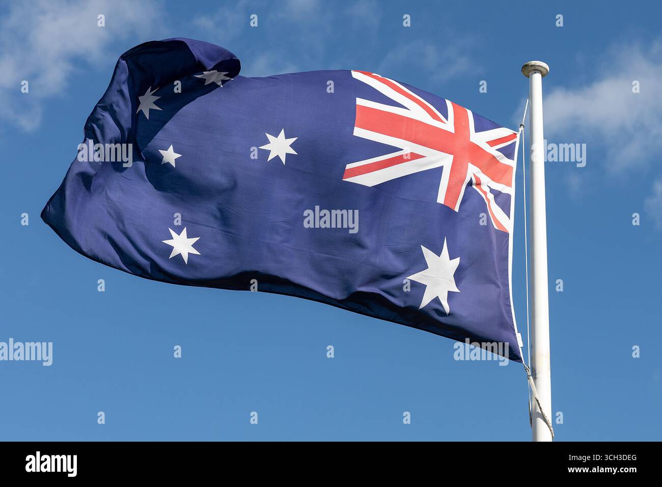 Die australische Flagge repräsentiert die Geschichte und einzigartige Identität des Landes durch ihr Design. Stockfoto