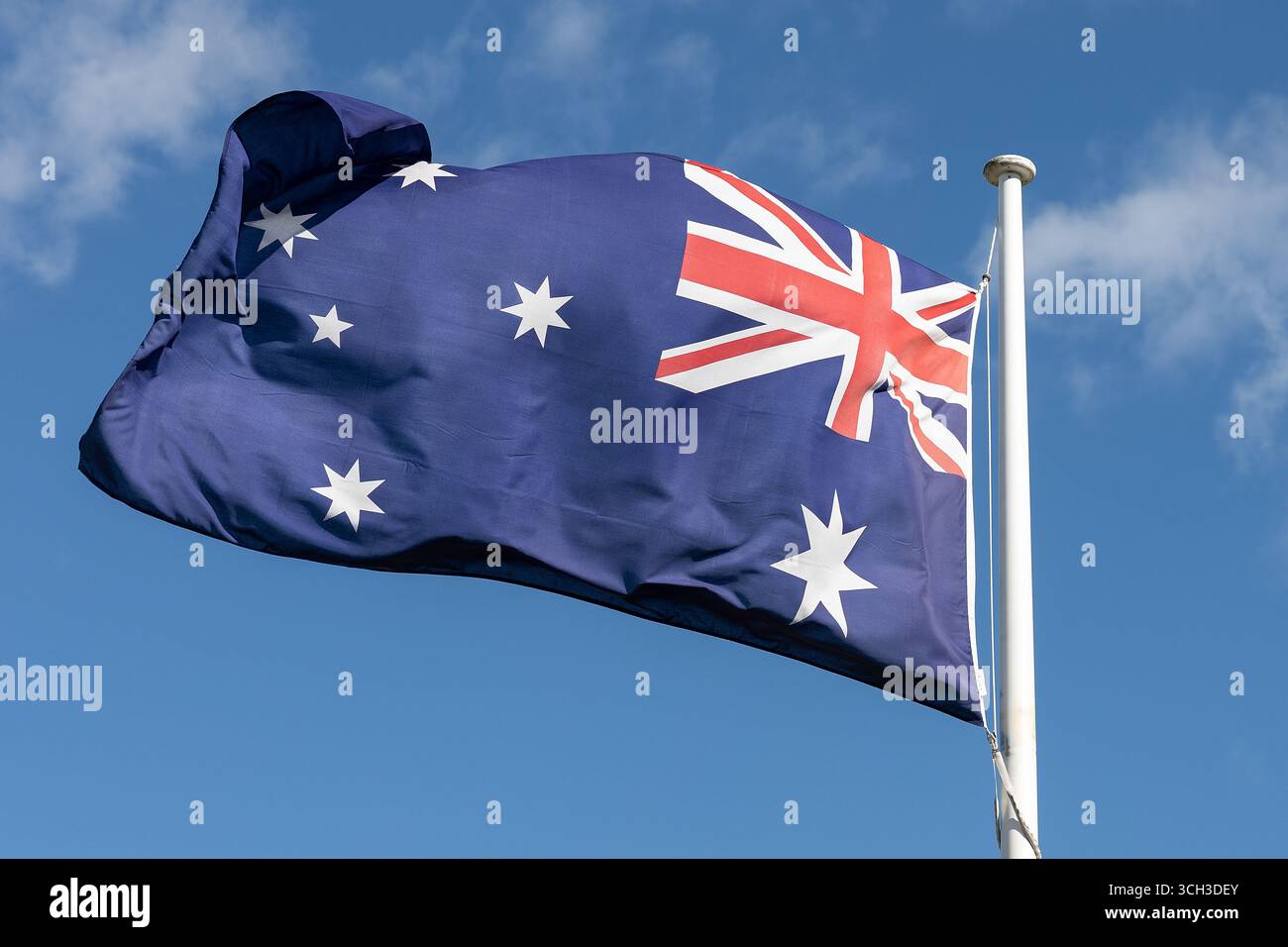 Die australische Flagge repräsentiert die Geschichte und einzigartige Identität des Landes durch ihr Design. Stockfoto