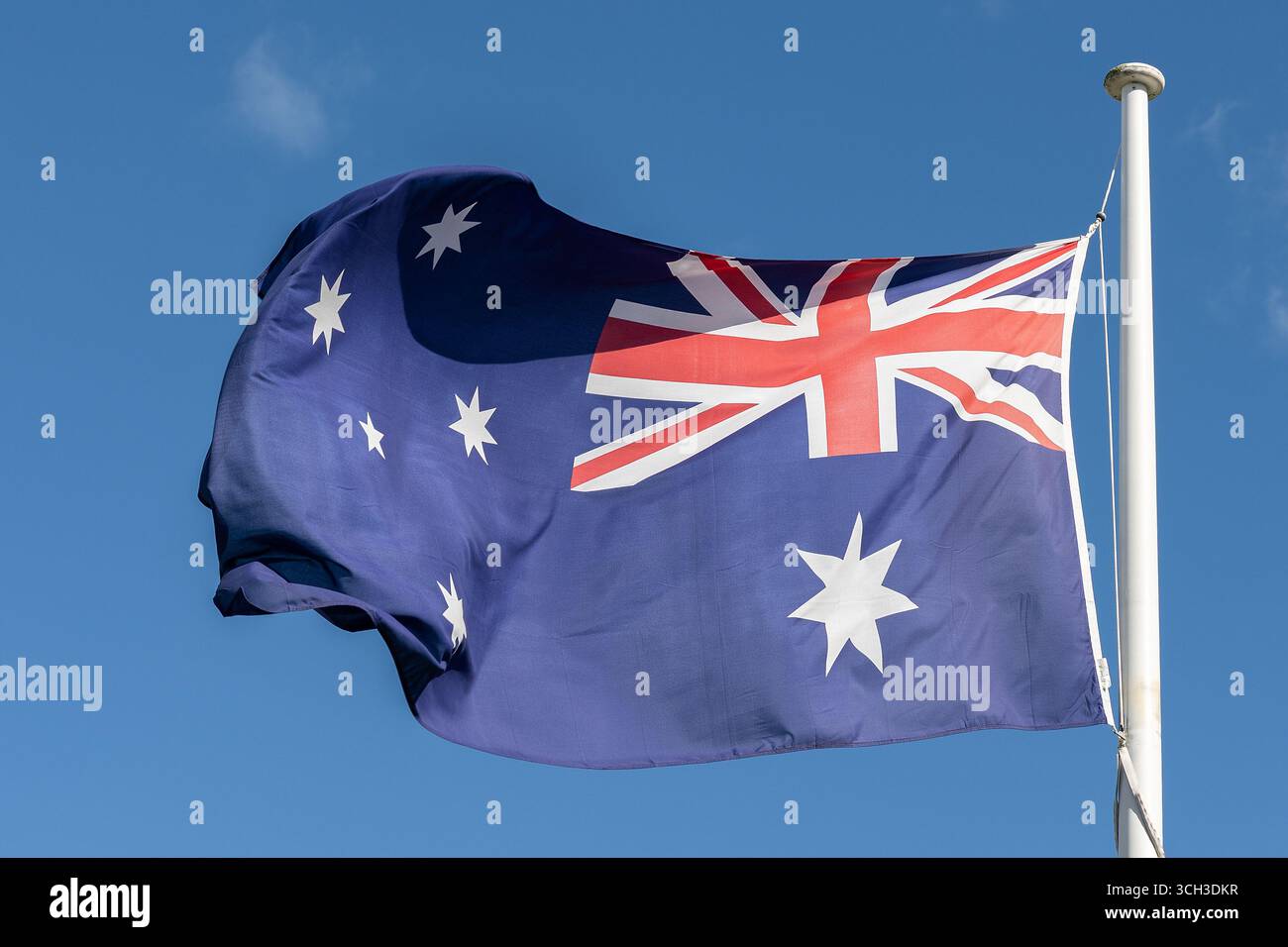 Die australische Flagge repräsentiert die Geschichte und einzigartige Identität des Landes durch ihr Design. Stockfoto