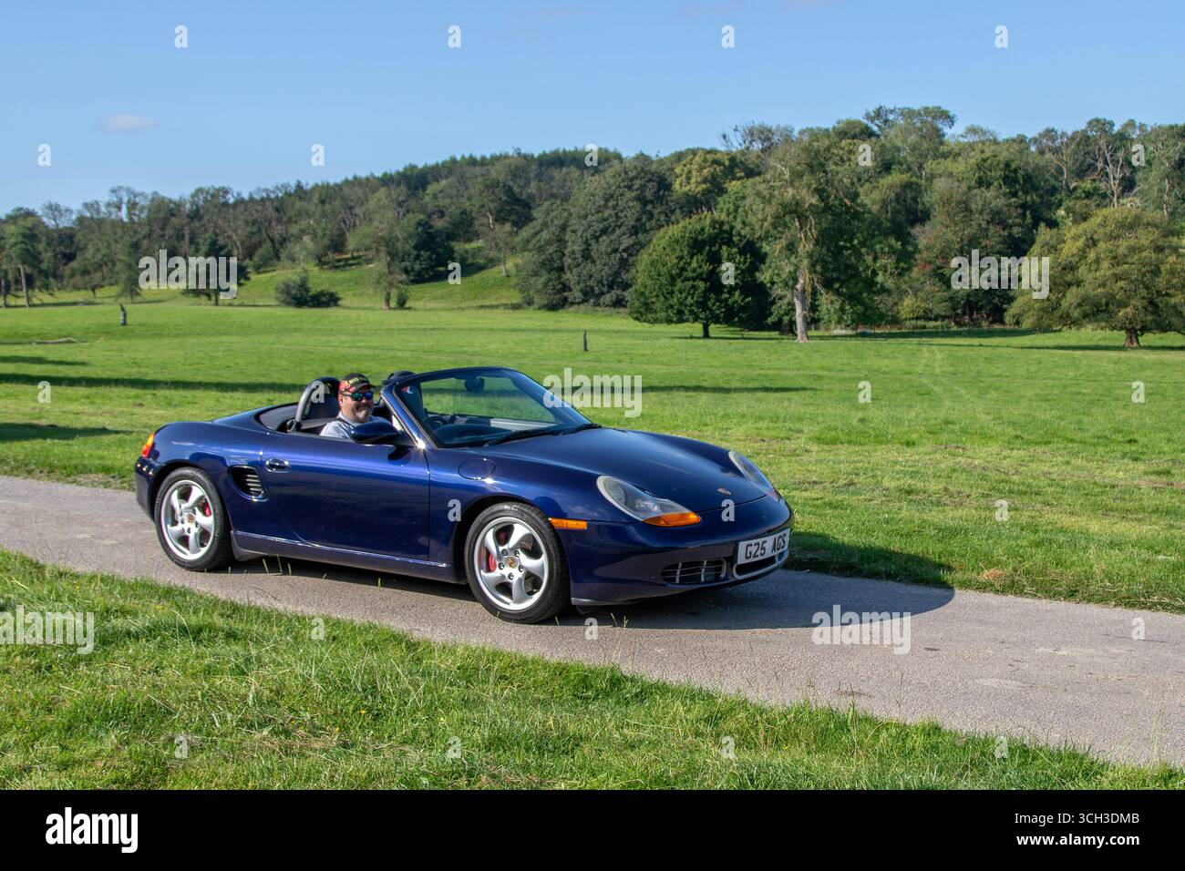 2002 Blue Porsche Boxster S Car Roadster Benzinmotor 3200 ccm; Renntag Hochleistungsfahrzeuge zeigen auf dem Leighton Hall Estate, Carnforth, Großbritannien Stockfoto