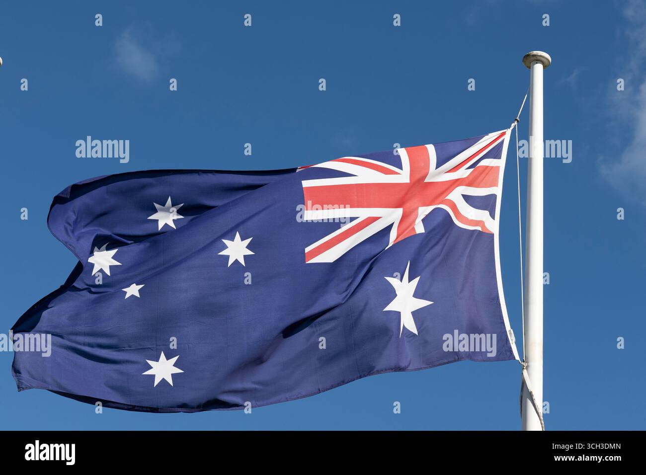 Die australische Flagge repräsentiert die Geschichte und einzigartige Identität des Landes durch ihr Design. Stockfoto