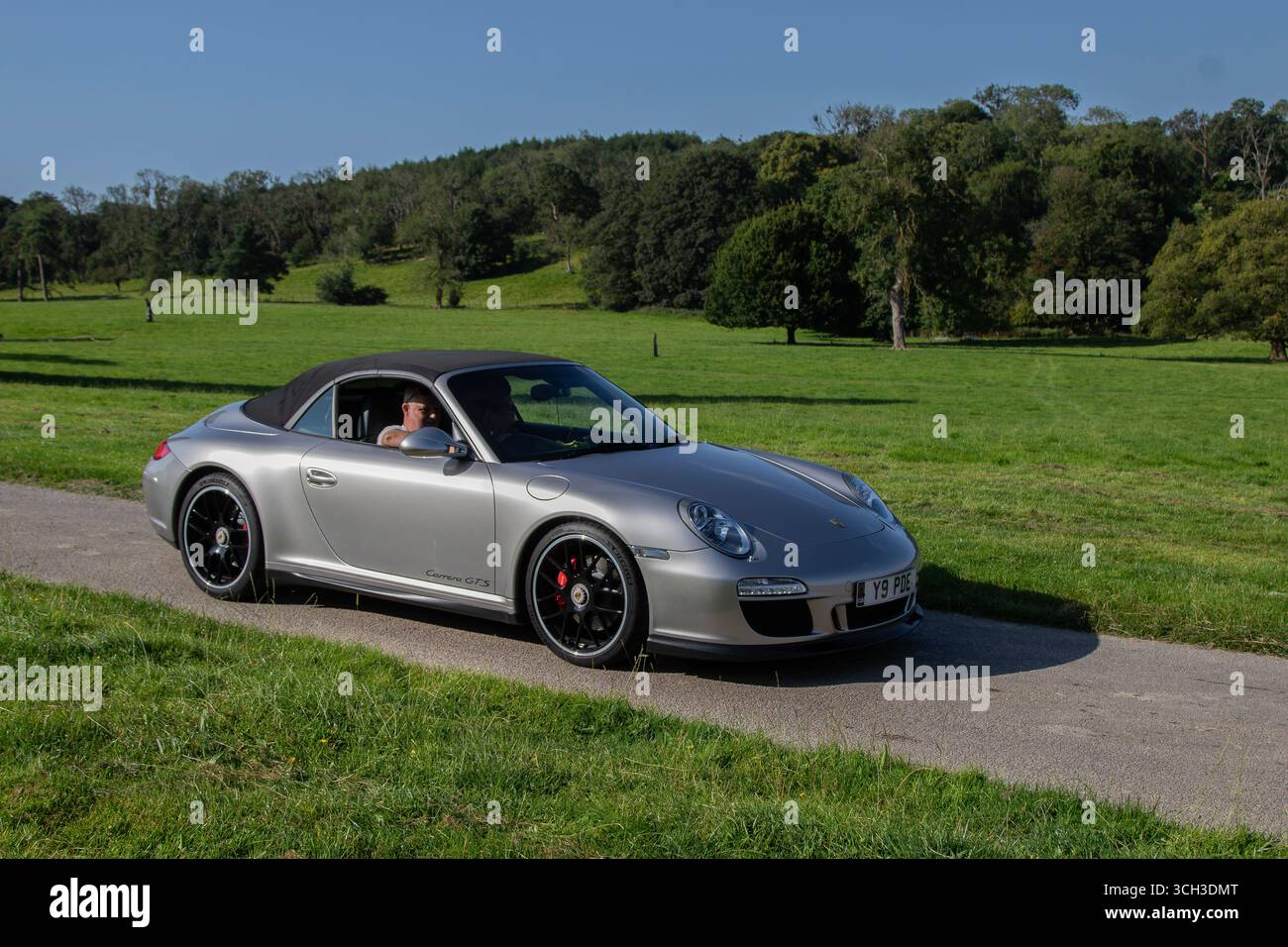 2011 Silber Porsche 911 Carrera GTS S-A, Cabriolet Benzin 3800 ccm; Renntag Hochleistungsfahrzeuge begeistern auf dem Leighton Hall Estate, Carnforth, Großbritannien Stockfoto
