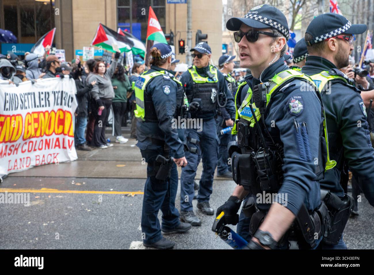 März für Australien (neo-nazi organisierte Veranstaltung) und der pro-palästinensische/Anti-Völkermord-Gegenprotest. Stockfoto