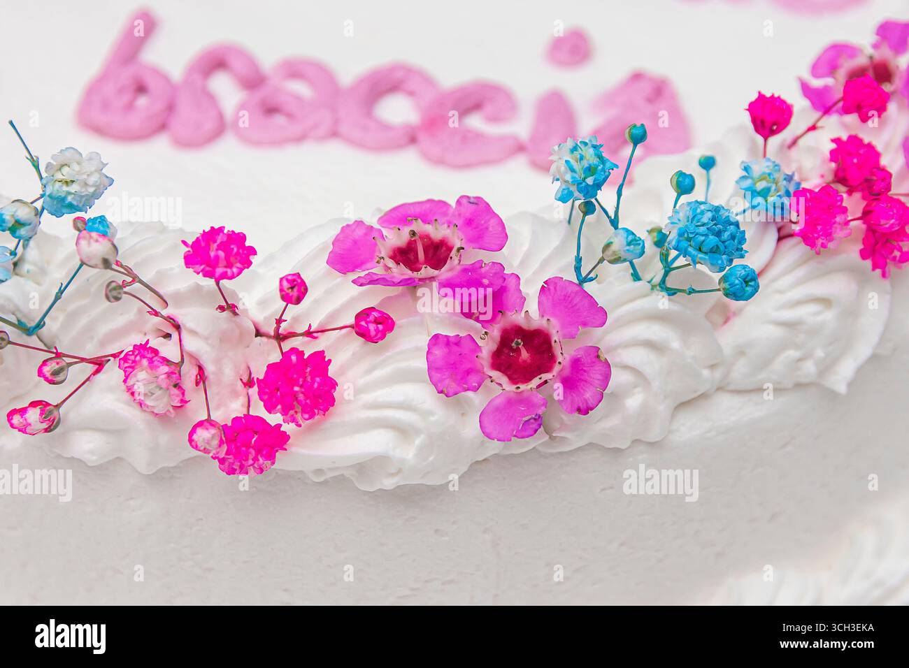 Eine Geburtstagskuche, dekoriert mit Blumen Stockfoto