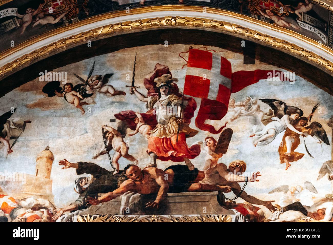 Valletta, Malta – 10. April 2025: Dramatisches Barockfresko mit allegorischem Sieg mit maltesischem Kreuzbanner, gepanzerter Figur, gefesselten Gefangenen, c Stockfoto Valletta, Malta – 10. April 2025: Dramatisches Barockfresko mit allegorischem Sieg mit maltesischem Kreuzbanner, gepanzerter Figur, gefesselten Gefangenen, c Stockfoto