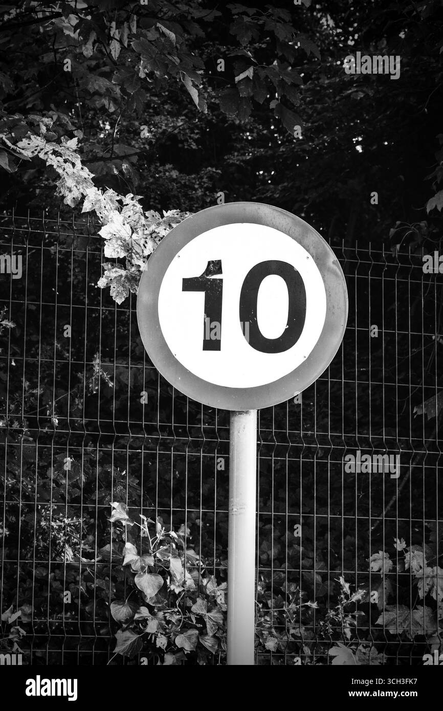 10 KM/H Verkehrswarnschild in schwarz-weiß UK Stockfoto