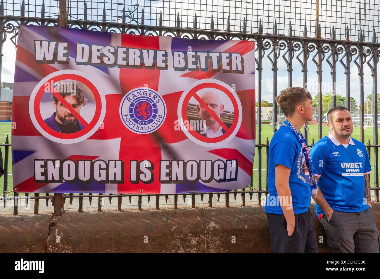 Glasgow, Großbritannien. 31. August 2025. Die Rangers spielen Celtic im William Hill Premiership Old Firm Derby Spiel im Ibrox Stadion, Glasgow, Großbritannien. Die Fans der Rangers zeigen Banner vor dem Ibrox-Stadion, in denen nach einem schlechten Saisonstart ein Wechsel des Managements gefordert wird. Quelle: Findlay/Alamy Live News Stockfoto