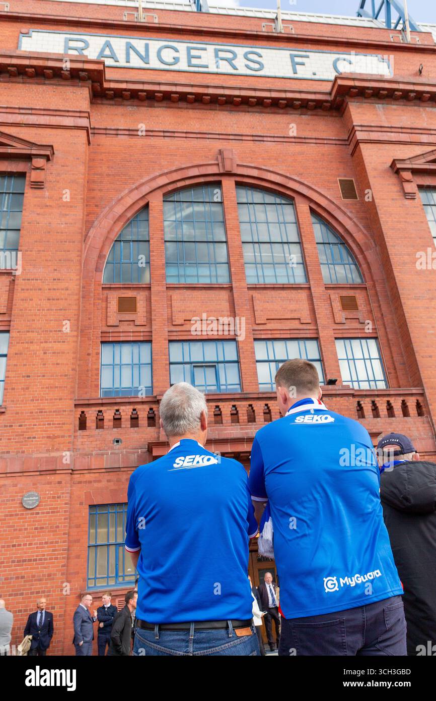 Glasgow, Großbritannien. 31. August 2025. Die Rangers spielen Celtic im William Hill Premiership Old Firm Derby Spiel im Ibrox Stadion, Glasgow, Großbritannien. Rangers-Unterstützer vor dem Haupteingang des Ibrox-Stadions. Quelle: Findlay/Alamy Live News Stockfoto