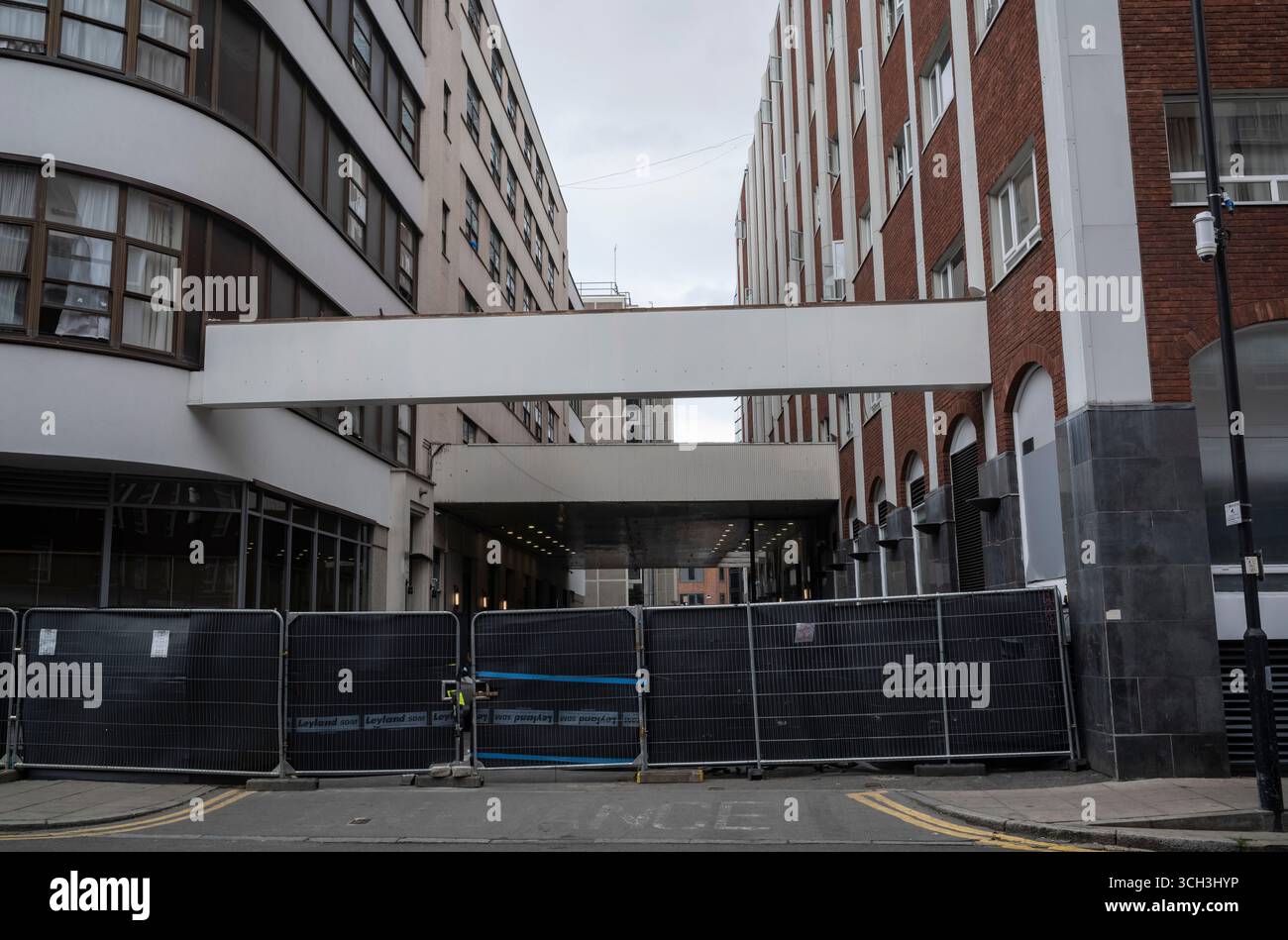 Thistle City Barbican Hotel in London, das von der britischen Regierung zur Unterbringung von Einwanderern genutzt wird, die auf Asylentscheidungen warten, Islington, London, England, Großbritannien Stockfoto