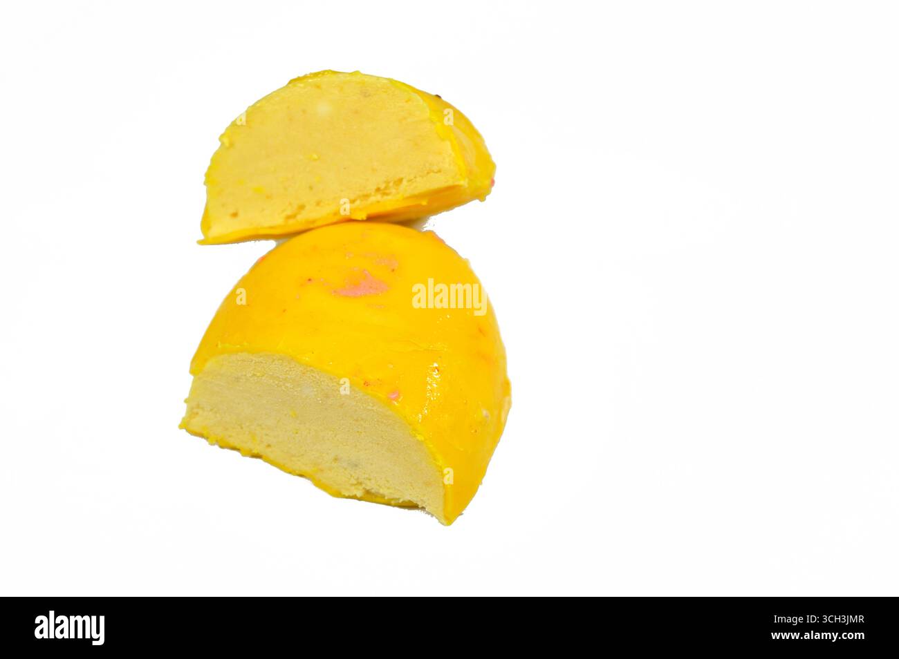 Gefrorene Leckereien mit Mangobuchgeschmack, Eis-Pops oder Eisbars, Kombination aus Obst und Eis, Geschmackssortiment, ein erfrischendes Sommererlebnis, Stockfoto
