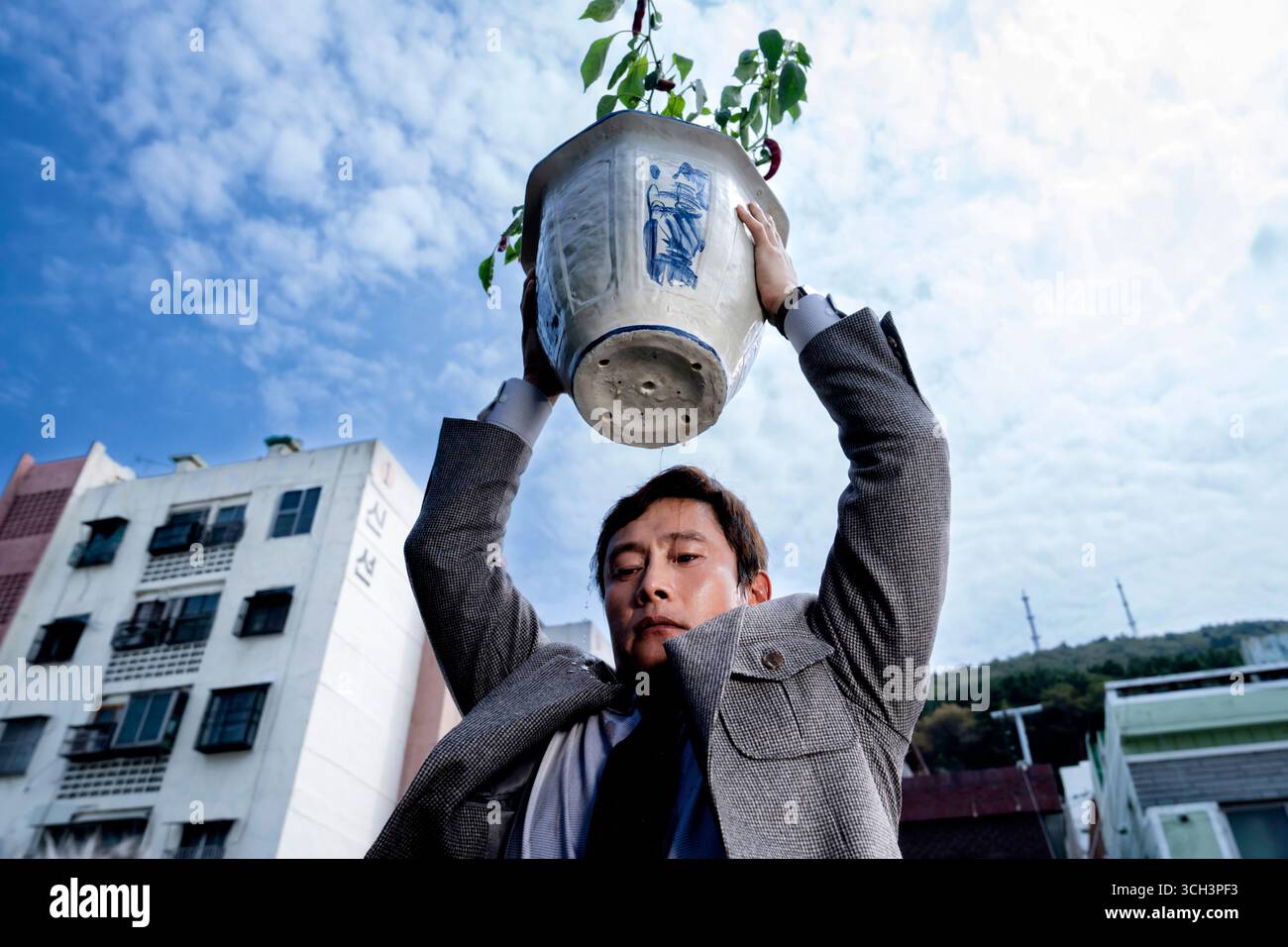 No Other Choice (2025) unter der Regie von Park Chan-wook mit Lee Byung-hun als man-soo, einem entlassenen Veteranen der Papierindustrie, der in die Verzweiflung trieb, entwickelt einen düsteren Comic-Plan, um konkurrierende Kandidaten zu eliminieren. Werbung NUR REDAKTIONELLE VERWENDUNG. Quelle: BFA/Neon Stockfoto