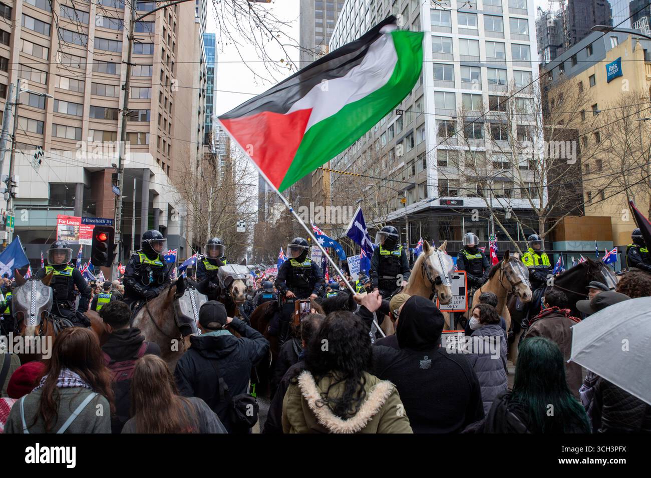 März für Australien (neo-nazi organisierte Veranstaltung) und der pro-palästinensische/Anti-Völkermord-Gegenprotest. Stockfoto